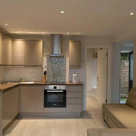 Hôtel Modern Basement Flat With Garden